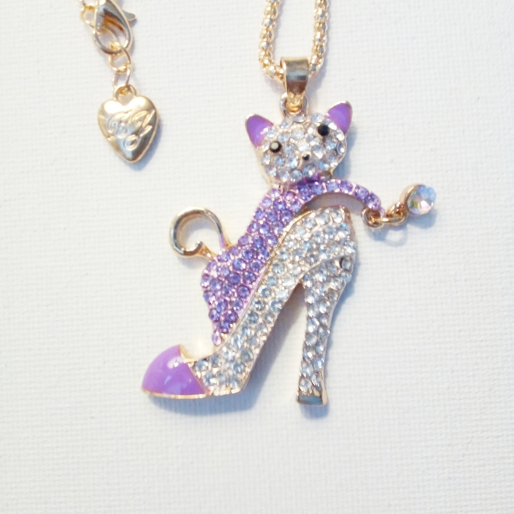 Kitty in a Purple Shoe Necklace - Picture 5 of 5